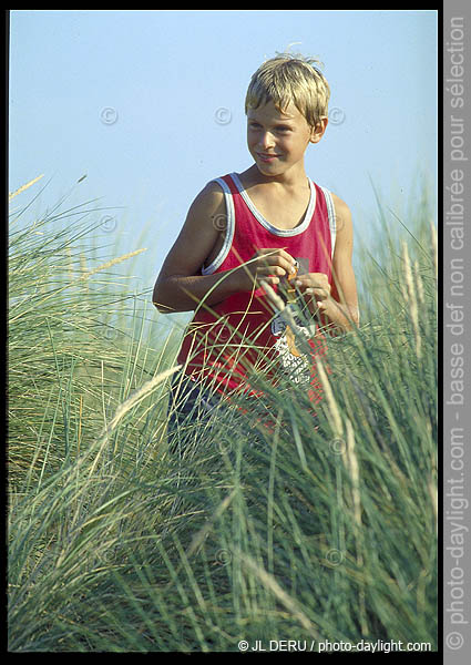 garon dans les dunes - boy in sand dunes